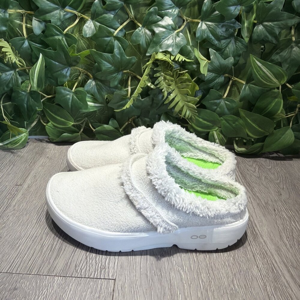 Oofos OOcoozie Shoes Women Sz 6.5 White Slip On Faux Fur Winter Shoes Comfort